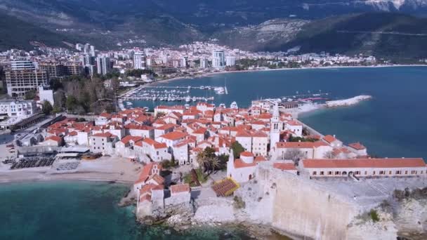 Karadağ 'ın eski Budva kenti ve kalenin insansız hava aracı deniz manzarası — Stok video