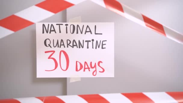 As portas do elevador estão fechadas e vedadas com fita adesiva. Aviso de aviso informando de trinta dias de quarentena nacional paira na porta. Proibição do Estado de sair de casa e visitar lugares públicos . — Vídeo de Stock