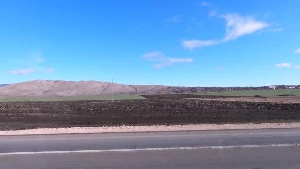 Schieten in hoge snelheid van bewegend object op lege snelweg. — Stockvideo