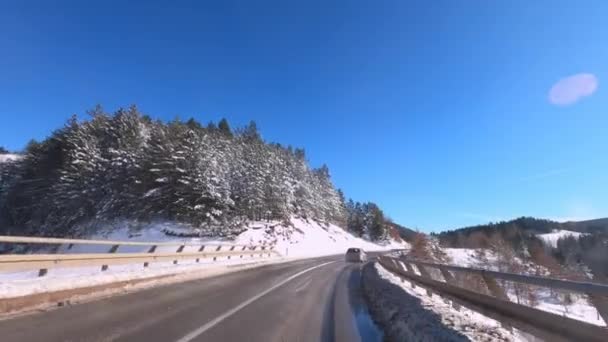 Зйомки в русі з лобового скла рухомого автомобіля . — стокове відео