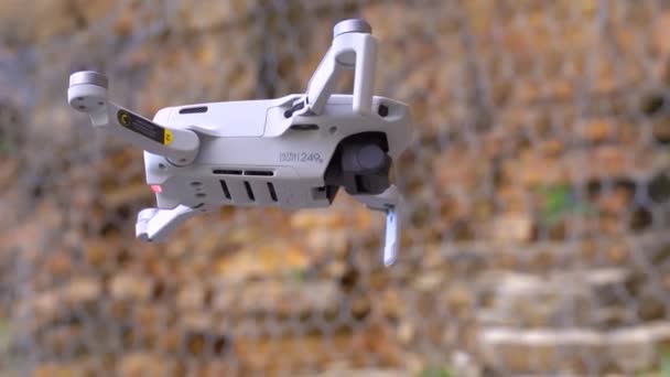 Budva, Czarnogóra 25 marca 2020: mały dron DJI Mavic leci — Wideo stockowe