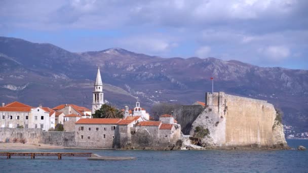 A igreja e as muralhas da Cidadela de Budva cidade velha, Montenegro . — Vídeo de Stock