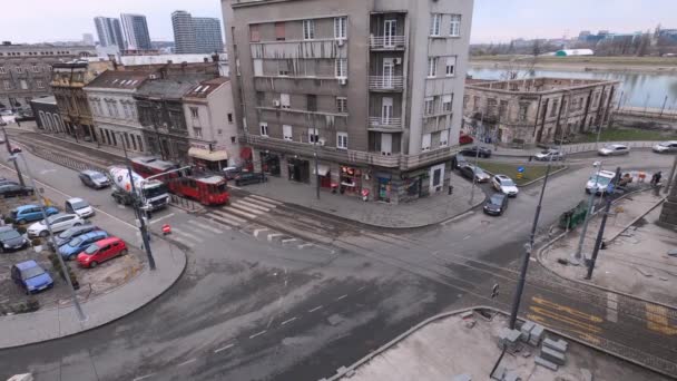 Belgrad, Serbia, 31 marca 2020: opuszczone ulice dużego miasta z rzadkim transportem i ludźmi — Wideo stockowe