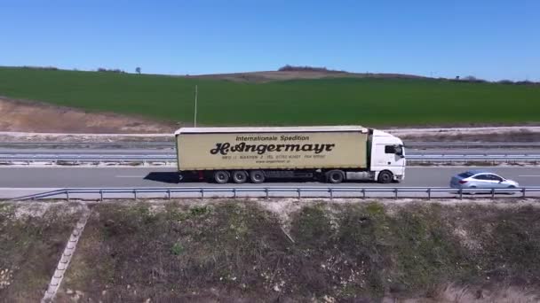 Sofia, Bulgarie, 31 mars 2020 : Prise de vue parallèle d'une autoroute avec des voitures et des camions rares . — Video