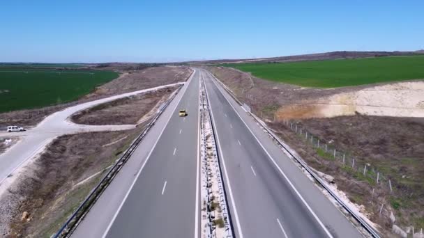Top kilátás a kettős autópálya készítése drón mozgásban. — Stock videók
