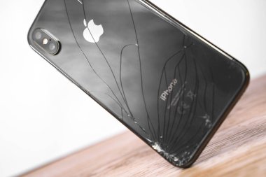 11 Nisan 2020, Rostov-on-Don, Rusya: iPhone Ten X ve kırık ekran zemine düştü. Hasarlı cam ekranlı modern akıllı telefon. Aygıtın tamir edilmesi gerekiyor.