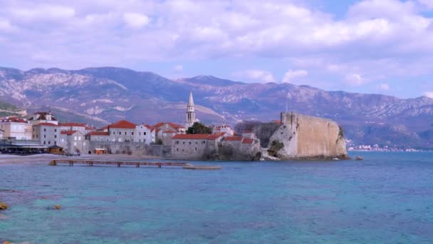 Vieille ville méditerranéenne Budva, vue de la mer . — Video