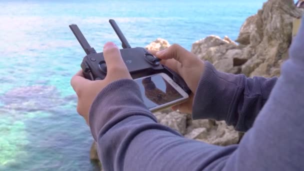 25 maart 2020, Budva, Montenegro: Man handen met drone DJI Mavic — Stockvideo