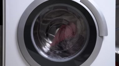 Çamaşır makinesi davulu, su doluyor ve dönüyor..