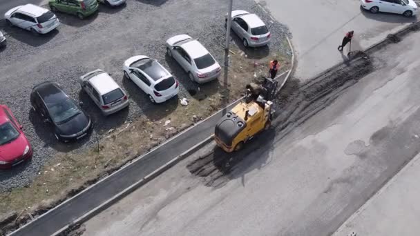 Rostov-on-Don, Rusia, 30 de marzo de 2020: Bulldozer o pavimentadora trabajando con asfalto nuevo . — Vídeo de stock