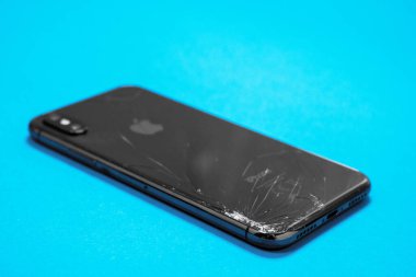 11 Nisan 2020, Rostov-on-Don, Rusya: iPhone Ten X mavi arka planda kırılmış bir ekran. Hasarlı cam ekranlı modern akıllı telefon.