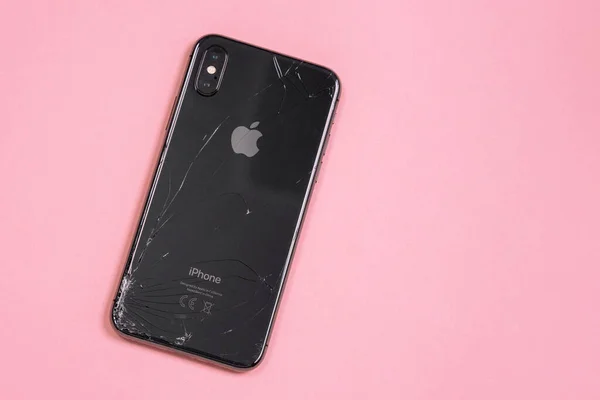 11 Nisan 2020, Rostov-on-Don, Rusya: iPhone Ten X, pembe arka planda kırık ekran. Hasarlı cam ekranlı modern akıllı telefon. Aygıtın tamir edilmesi gerekiyor