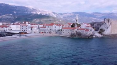 Karadağ 'ın eski Budva kenti ve kalenin insansız hava aracı deniz manzarası