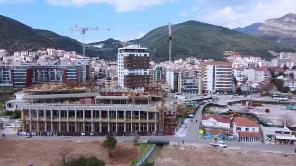 Budva, Monténégro 25 mars 2020 : Côte avec un certain nombre de bâtiments et d'hôtels, finissant par des travaux de construction dans une station balnéaire à Budva, Monténégro . — Video