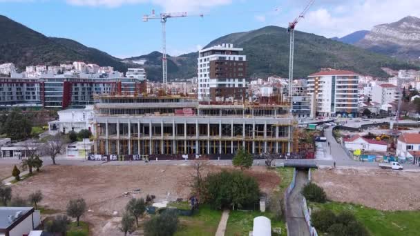 Budva, Montenegro 25. März 2020: Küstenlinie mit einer Reihe von Gebäuden und Hotels, Abschluss der Bauarbeiten an einem Resort in Budva, Montenegro. — Stockvideo