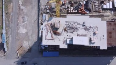 Vinci ve bitmemiş binaları olan inşaat alanına. İHA 'dan ateşlendi.