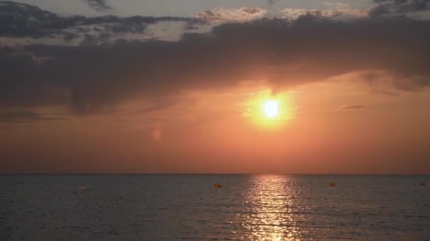 Golden glisten of sunlight reflects on the sunset sea surface on summer evening — Stock Video