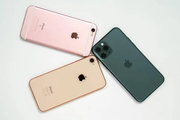 29 Nisan 2020, Rostov-on-Don, Rusya: Üç nesil cep telefonu modelleri Apple iPhone 11 gece yarısı yeşil renkli Pro, Rose Gold 6S ve Gold 8 beyaz arka planda, üst görünümde.