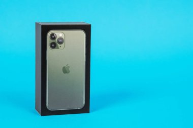 Mayıs 06, 2020, Rostov, Rusya: Yeni Apple akıllı telefon iPhone iPhone 11 Pro gece yarısı yeşil renk mavi arka plan, ön görünüm, reklam metni için kopyalama alanı.