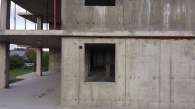 Kamera birinci kattan çatıya kadar yavaşça yükseliyor. Arka planda inşaat vinci var. Şehrin yerleşim bölgesinde altyapı geliştirme.
