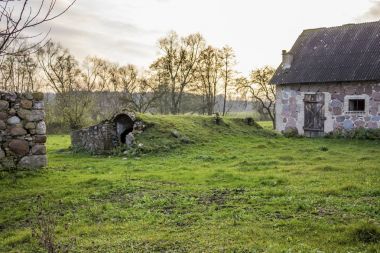 Çiftlik tarım terk edilmiş bir çiftlik var. Eski ahır çöktü. Mahzen gibi bir mağara girişidir. Geç autumm. Podlasie, Polonya.