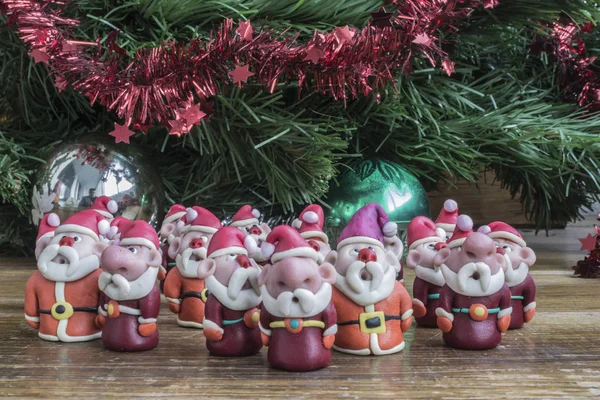 Kerstmannen Onder Kerstboom Speelgoed Een Achtergrond Van Groene Boom — Stockfoto