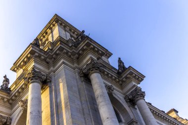 Reichstag Binası cephe detay. Mavi gökyüzü ve gri taş. Berlin, Almanya .