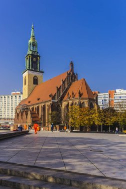 St. Mary Protestan Kilisesi. Ortaçağ Gotik. Tuğla duvar, kil kiremit ve yeşil bronz çan kulesi. Berlin, Almanya .