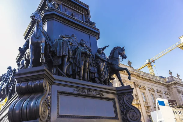 Statuen Auf Dem Sockel Einer Bronzenen Reiterstatue Von König Friedrich — Stockfoto