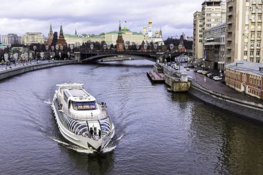 Kremlin ataerkil Köprüsü'nden görünümünü. Kış ortasında bir çözülme. Ön planda değil donmuş Moskova Nehri gezi gemide.