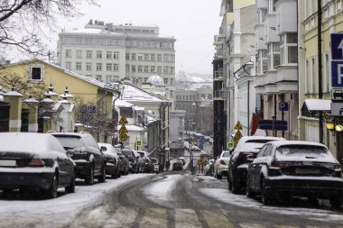 19. yüzyılda, bir kar yağışı sırasında şehir merkezinde inşa edilen evlerin, Lane. Bir fotoğraf için site mimarisi, mevsim, hava, seyahat hakkında.