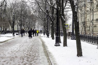 Boulevard bir kar yağışı sırasında şehir merkezinde. Kış şehir manzarası. Site hakkında mevsim, hava, seyahat için iyi bir fotoğraf.