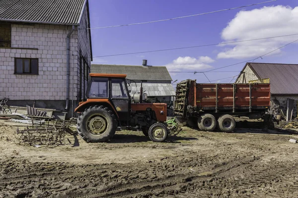 Maquinaria Equipo Agrícola Tractor Con Una Grada Para Cultivo Tierras —  Fotos de Stock