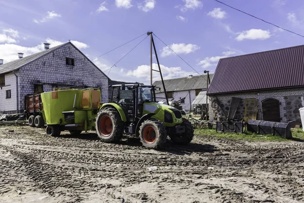 Maquinaria Equipo Agrícola Tractor Con Distribuidor Forraje Mixto Para Vacas —  Fotos de Stock