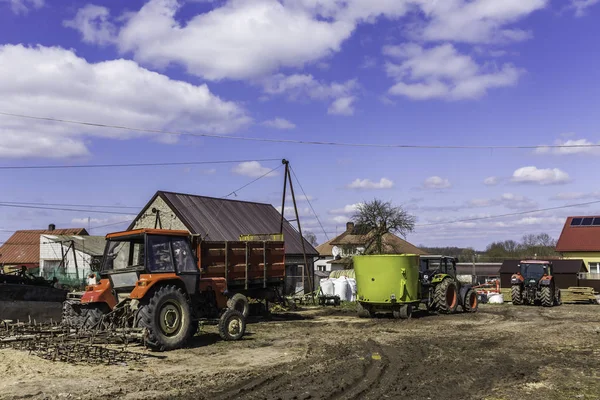 農業機械および装置 ハローで耕した土地を栽培するトラクター 酪農場の庭 ポドラシェポーランド — ストック写真