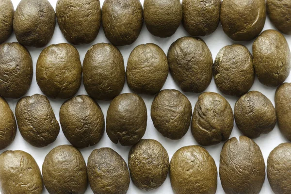 Reihen Von Kaffeebohnen Verschiedene Formen Und Verschiedene Brauntöne Auf Weißem — Stockfoto