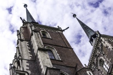 İki Kule katedral Gotik tarzı. Cepheler, bakır spire, heykeller, taş dekor. Cathedral St. John Baptist Wroclaw, Polonya.