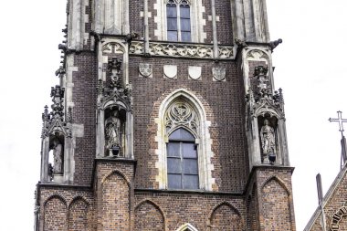 Katedral Gotik tarzı mimari detaylar. Ana cephe, heykeller, taş dekor. Cathedral St. John Baptist Wroclaw, Polonya.