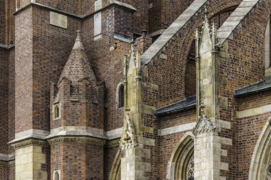 Katedral Gotik tarzı ayrıntıları. Uçan payandanın, heykeller, dekor ve yan cephe. Cathedral St. John Baptist Wroclaw, Polonya.