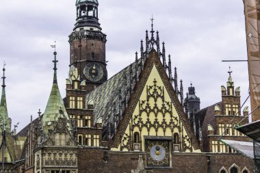 Cephe, çatı, heykeller, taş dekorasyon ve kuleleri Ortaçağ Belediye Binası. -Gotik ve Barok mimarisinin karışık stil. Vroslav, Polonya.