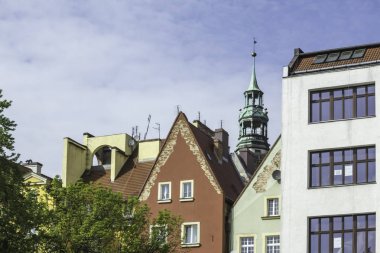 Yenilenmiş eski bir ev. Avludan evin cephe görünümü. Binalar ve kule Gotik ve Barok unsurları. Eski Şehir-Wroclaw.