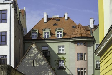 Yenilenmiş eski evleri. Evin cephe avludan görüntüleyin. Gotik ve Barok binalar unsurları. Old Town Wroclaw, Polonya.