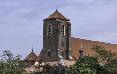 Gotik tarzında kilisenin kare kule. Taş dekor, pencereler, fayans. Wroclaw, Polonya kumlu Meryem kutsal kilise . 