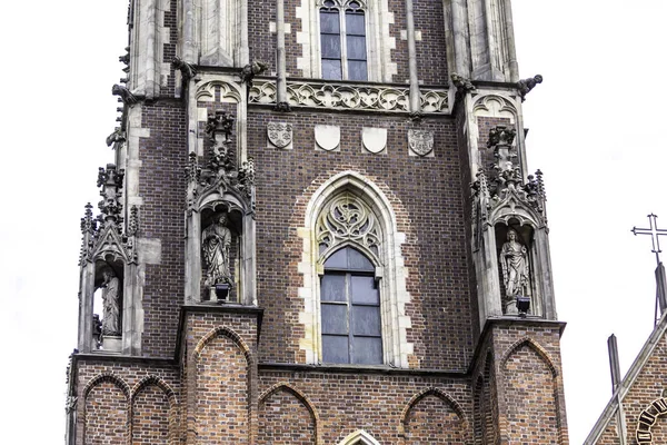 Katedral Gotik tarzı mimari detaylar. Ana cephe, heykeller, taş dekor. Cathedral St. John Baptist Wroclaw, Polonya.
