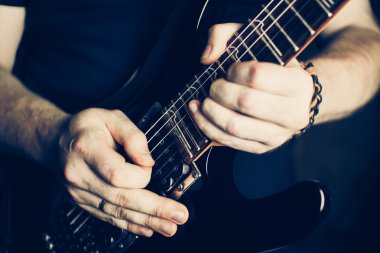 Elektro gitar çalan müzisyen