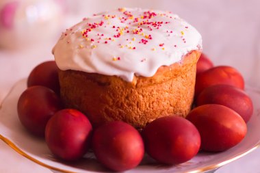 Paskalya kek ve boyalı yumurta. Seçici odak
