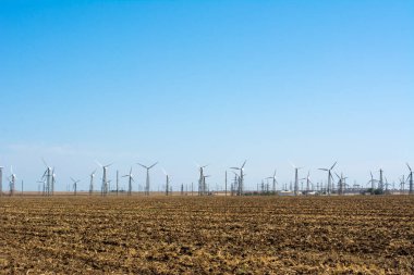 Mavi gökyüzüne karşı rüzgar türbini