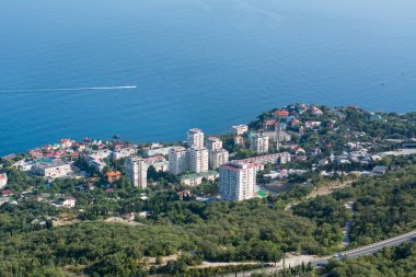 Kırım Yarımadası 'ndan denize, gemilere ve evlere uzanan öncü dağ manzarası
