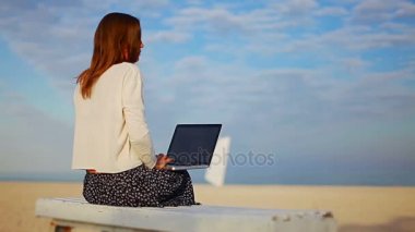 eğe download laptop mavi gökyüzü karşı erkek bekler