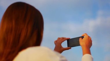 telefonda güzel bir manzara fotoğrafçılığı kahverengi saçlı kız